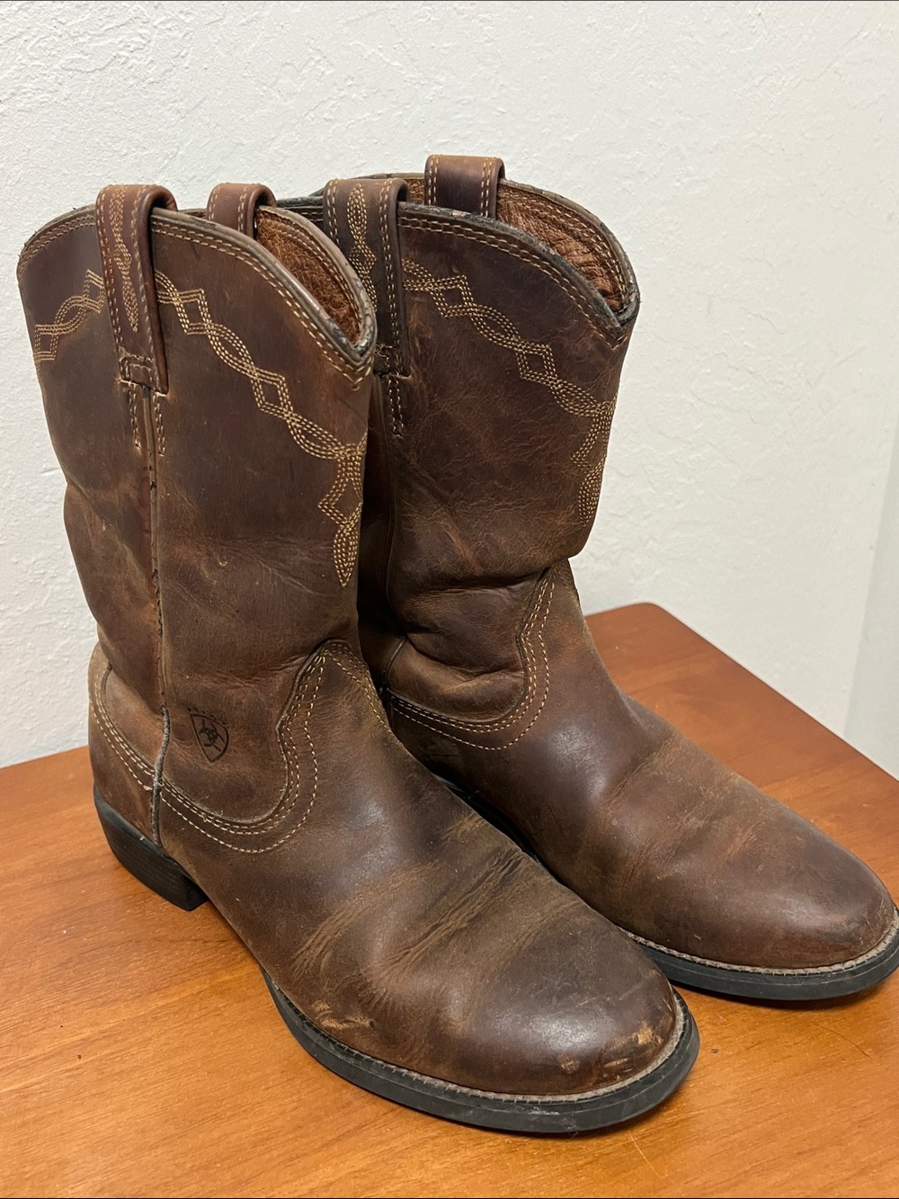 Ariat Brown Leather Cowboy Boots with Decorative Stitching